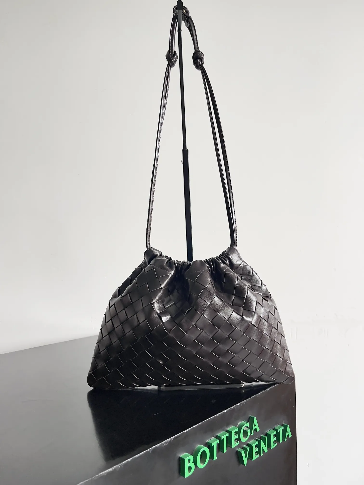 Batch 1560 Armpit bags have become a fashionable item that every girl has in their hands in recent years🛍️. The elegant and simple style has won the love of many people of different ages. However, there is an unavoidable trouble with armpit bags, that is, the capacity is too small, and BOTTEGA VENETA’s new Dustbag Considering people's travel needs, the capacity of garbage bags has been greatly upgraded. Folding umbrellas, water cups, and girls' makeup powder and lipstick can all be accommodated. It is very light and resistant to dirt. Even if you have a lot of things when traveling, it can reduce the burden to a certain extent. The shoulder straps are buckled and can be changed at will. It can be used for hand holding or as the liner of a large bag. After the drawstring is drawn, it looks like a cloud bag. It is very suitable for concave styling when traveling in summer🙋🏻‍♀️ Style number: 796728 Size: 32*23*1cm